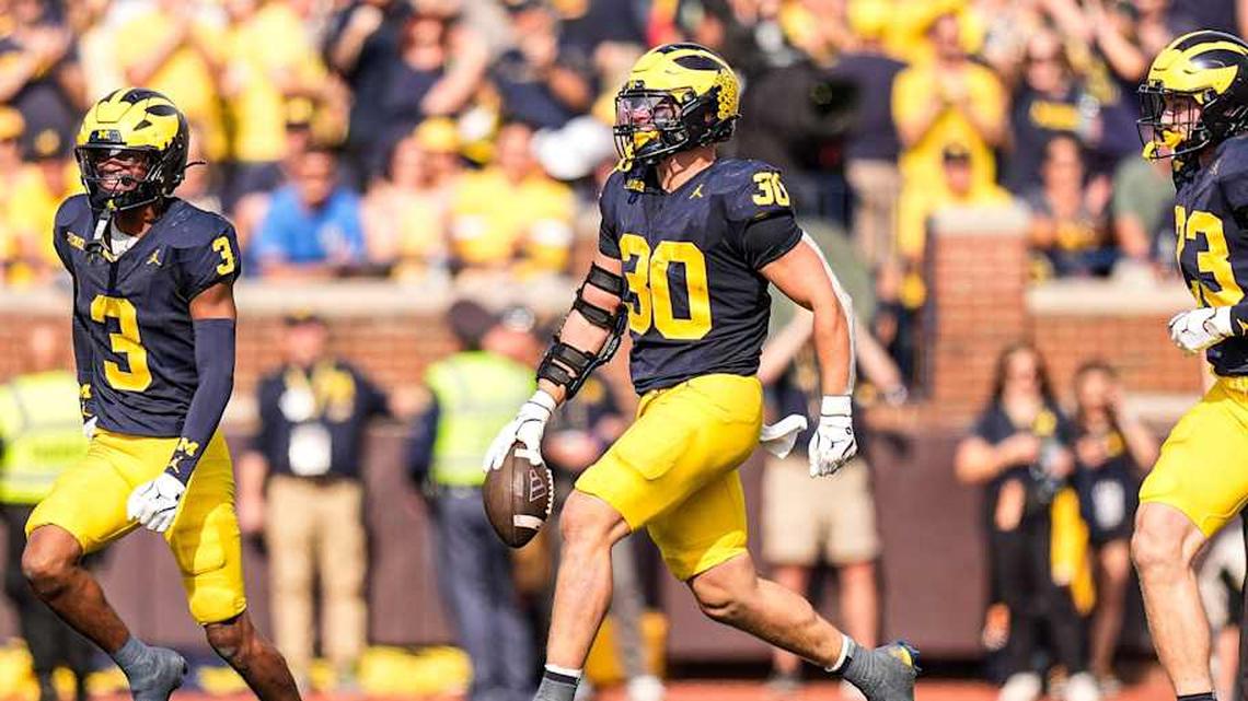  Michigan linebacker Jimmy Rolder (30) celebrates an interception against Washington during the second half at Michigan Stadium in Ann Arbor on Saturday, Oct. 18, 2025. | Junfu Han / USA TODAY NETWORK via Imagn Images 