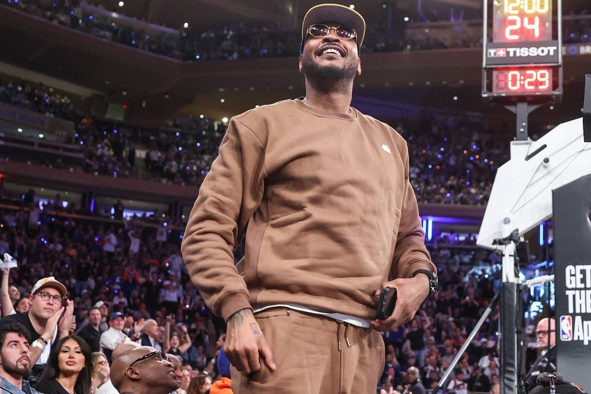  Apr 29, 2025; New York, New York, USA; Former NBA forward Carmelo Anthony waves to the crowd during game five of first round for the 2025 NBA Playoffs between the against the Detroit Pistons and the New York Knicks at Madison Square Garden. Mandatory Credit: Wendell Cruz-Imagn Images 