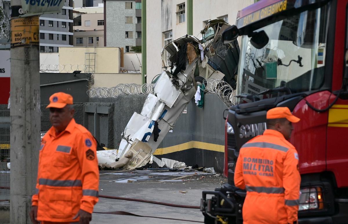 Firefighters work next to the remains of a plane after it crashed into a building in Belo Horizonte, Brazil, May 4, 2026. REUTERS/Washington Alves