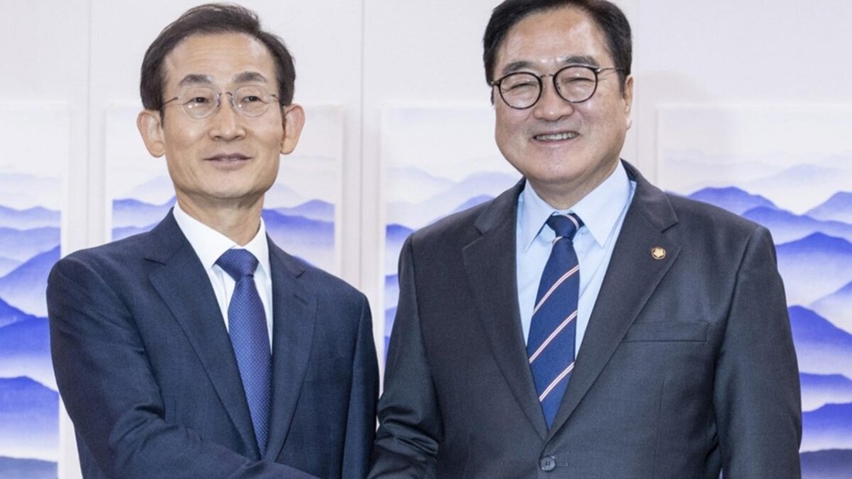 National Assembly Speaker Woo Won-shik (R) poses for a photo with Kim Ho-cheol (L), new head of the Board of Audit and Inspection, during their meeting at the parliamentary building in Seoul, South Korea, 07 January 2026. Photo by YONHAP / EPA
