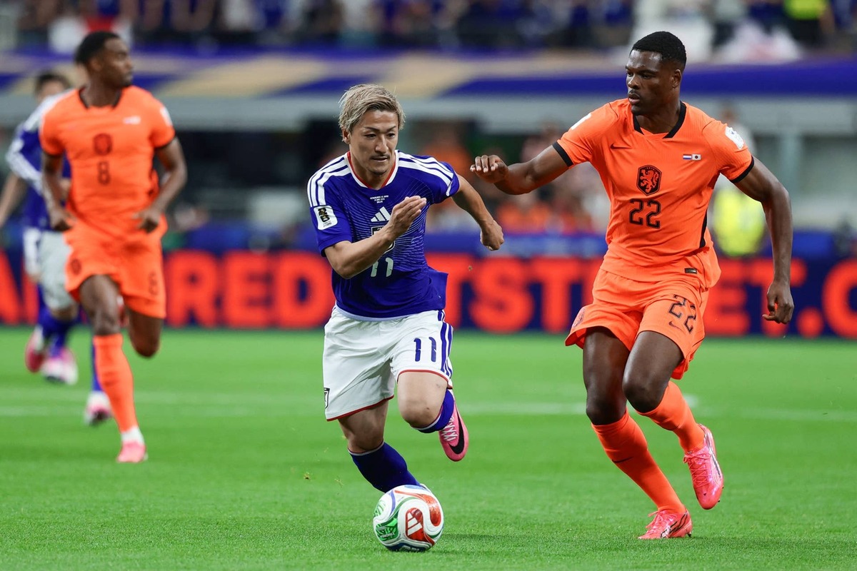  Japan's forward #11 Daizen Maeda (C) fights for the ball with Netherlands' defender #22 Denzel Dumfries (R) during the 2026 World Cup Group F football match between the Netherlands and Japan at the Dallas Stadium in Arlington on June 14, 2026. (Photo by Aric Becker / AFP via Getty Images) Photo by Aric Becker / AFP via Getty Images