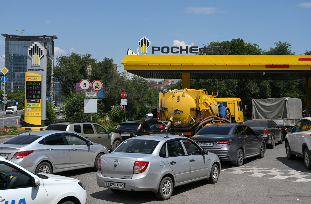 FILE PHOTO: Vehicles queue to refuel at a Rosneft petrol pump, as according to local officials some regional filling stations face gasoline shortages due to production cuts at major refineries, amid the Russia-Ukraine conflict in Rostov-on-Don, Russia, June 23, 2026. REUTERS/Sergey Pivovarov/File Photo