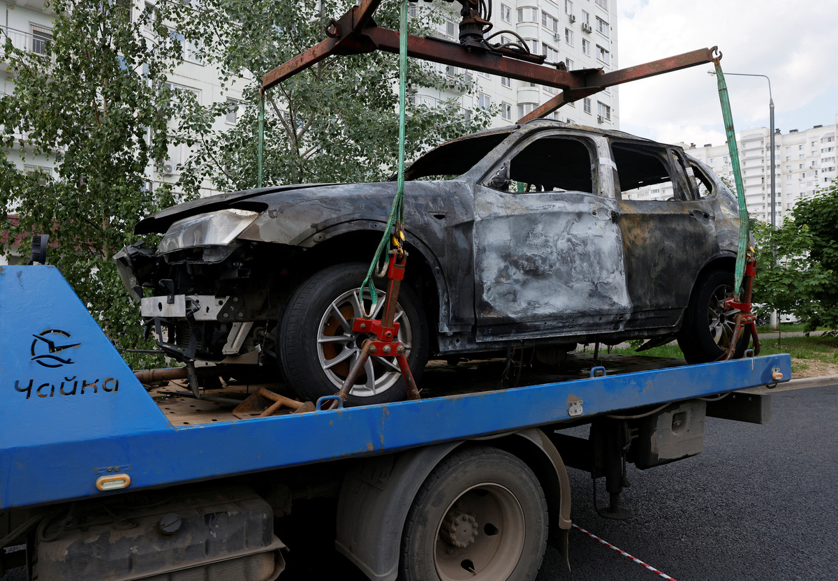 A wrecked car is being removed from the scene of a car explosion, which killed the driver, in the city of Balashikha in the Moscow region, Russia, June 9, 2026. REUTERS/Yulia Morozova