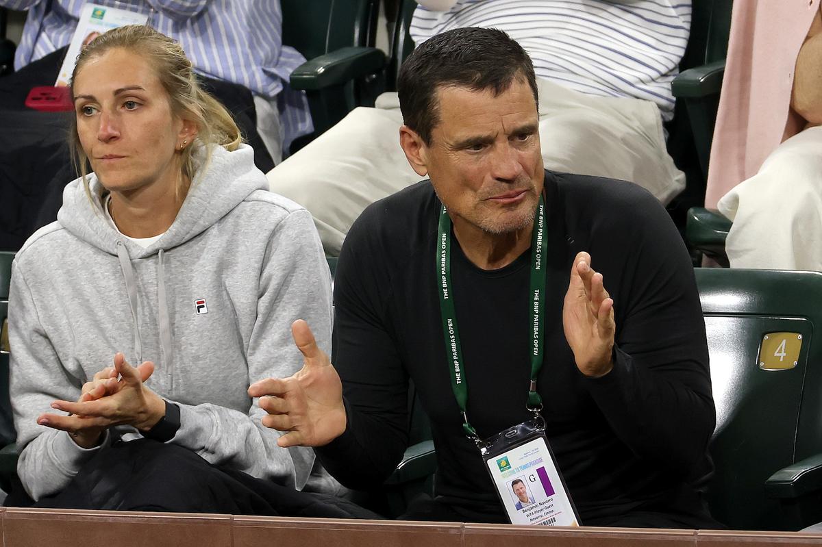 INDIAN WELLS, CALIFORNIA - MARCH 10: Ben Navarro watches his daughter Emma Navarro play Donna Vekic of Croatia during the BNP Paribas Open at Indian Wells Tennis Garden on March 10, 2025 in Indian Wells, California. (Photo by Matthew Stockman/Getty Images)