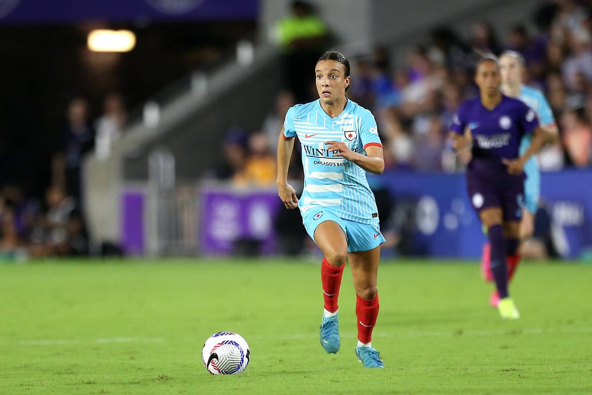  ORLANDO, FLORIDA - NOVEMBER 08: Mallory Swanson #9 of Chicago Red Stars scans the field for a pass during the NWSL 2024 Playoff match between Orlando Pride and Chicago Red Stars at Exploria Stadium on November 08, 2024 in Orlando, Florida. (Photo by Dustin Markland/Getty Images)