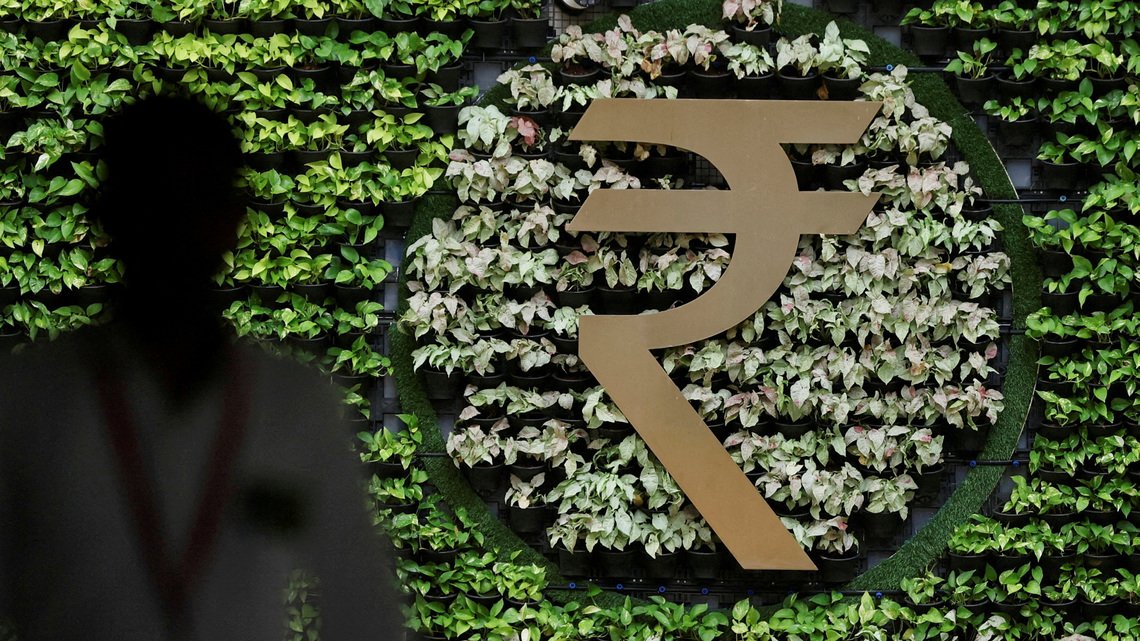 Analysis-India widens rupee defence to rates, but cautiously 
