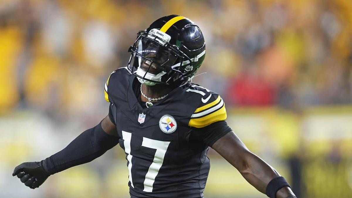  Aug 16, 2025; Pittsburgh, Pennsylvania, USA; Pittsburgh Steelers cornerback D'Shawn Jamison (17) reacts after causing a Tampa Bay Buccaneers fumble during the fourth quarter at Acrisure Stadium. Mandatory Credit: Charles LeClaire-Imagn Images | Charles LeClaire-Imagn Images 