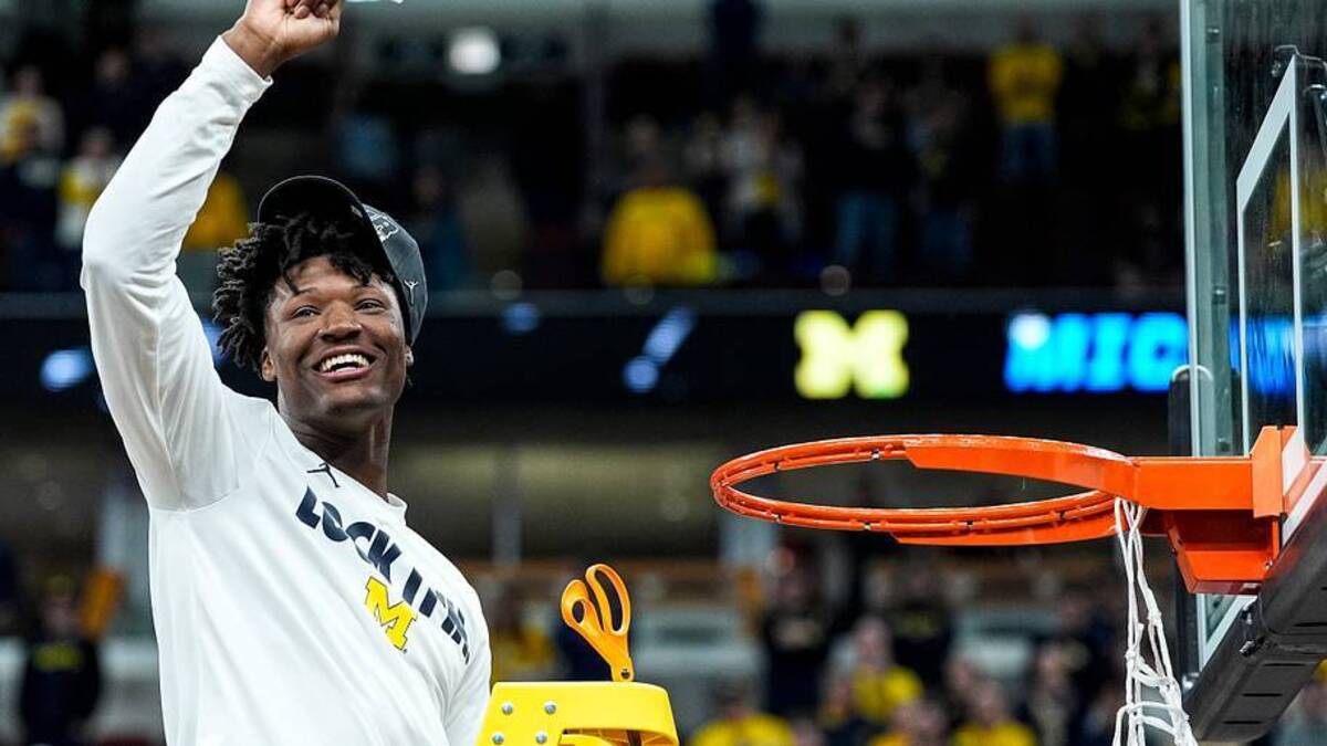  Michigan guard L.J. Cason (2) cuts down net to celebrate 95-62 win over Tennessee at the NCAA Tournament Midwest Regional Final at United Center in Chicago on Sunday, March 29, 2026. | USA TODAY Network via Reuters Connect 