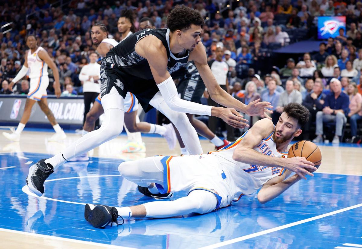  San Antonio Spurs center Victor Wembanyama tries to steal the ball from OKC Thunder's Chet Holmgren Alonzo Adams-Imagn Images