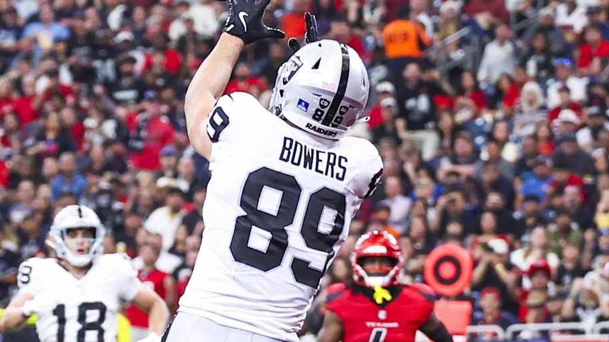  Dec 21, 2025; Houston, Texas, USA; Las Vegas Raiders tight end Brock Bowers (89) catches a touchdown pass against the Houston Texans during the second quarter at NRG Stadium. Mandatory Credit: Troy Taormina-Imagn Images | Troy Taormina-Imagn Images 