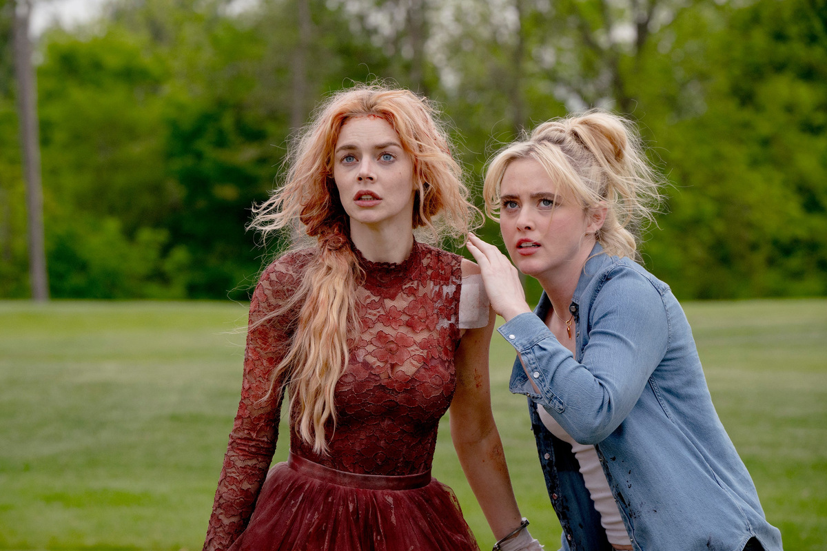 Grace (Samara Weaving, left) and her estranged sister Faith (Kathryn Newton) have to survive being hunted in the horror-comedy sequel "Ready or Not 2: Here I Come."