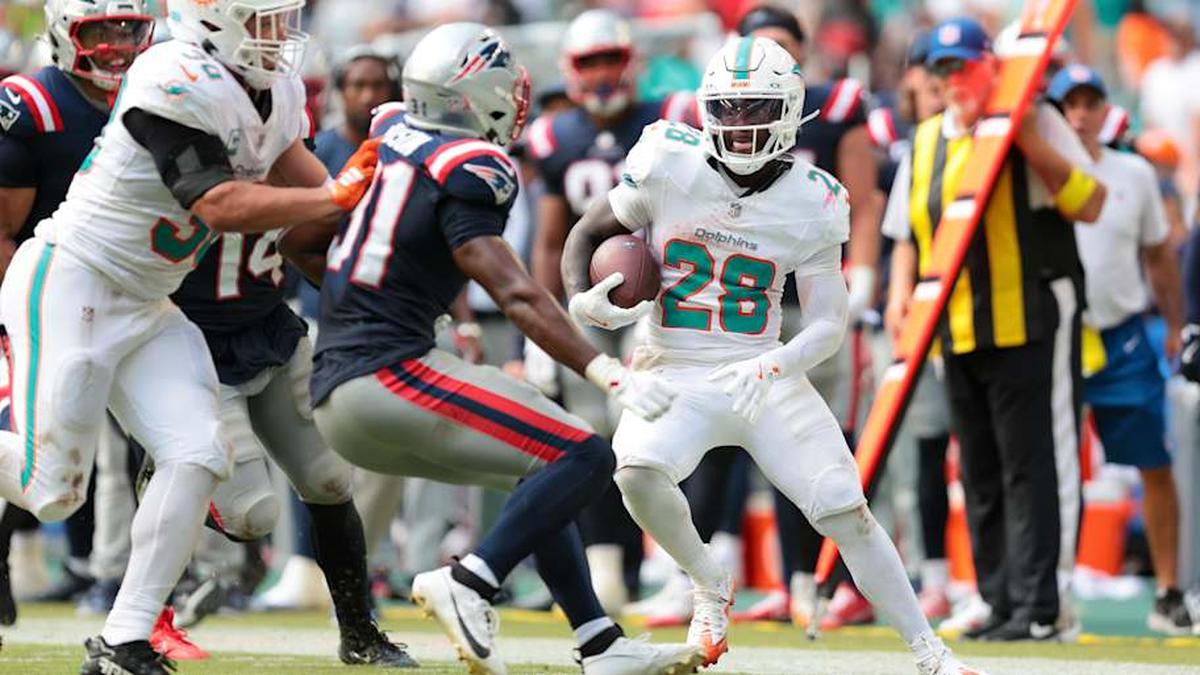  Sep 14, 2025; Miami Gardens, Florida, USA; Miami Dolphins running back De'Von Achane (28) steps out of bounds after carrying the football against New England Patriots safety Craig Woodson (31) during the fourth quarter at Hard Rock Stadium. Mandatory Credit: Sam Navarro-Imagn Images | Sam Navarro-Imagn Images 