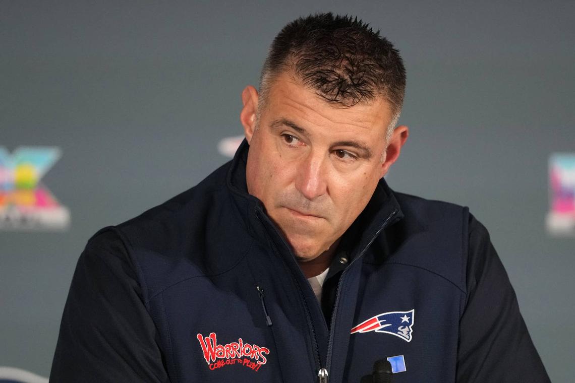  New England Patriots head coach Mike Vrabel talks to media members.  Darren Yamashita-Imagn Images 
