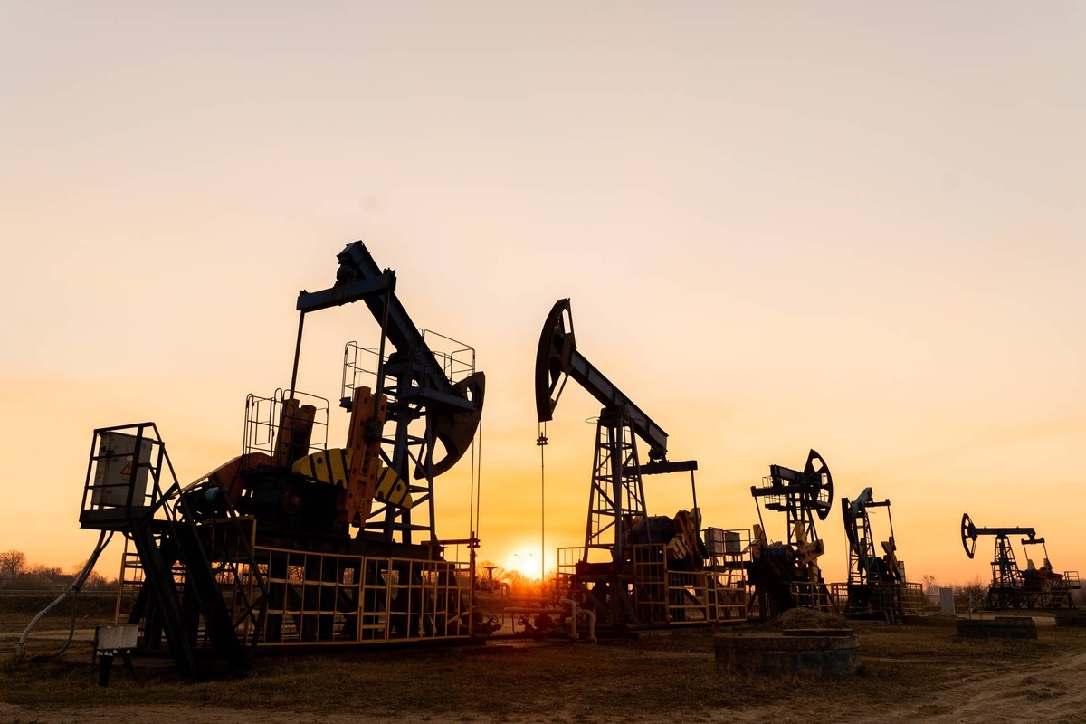  Goldman Sachs holds its oil line as a 2027 glut looms. 