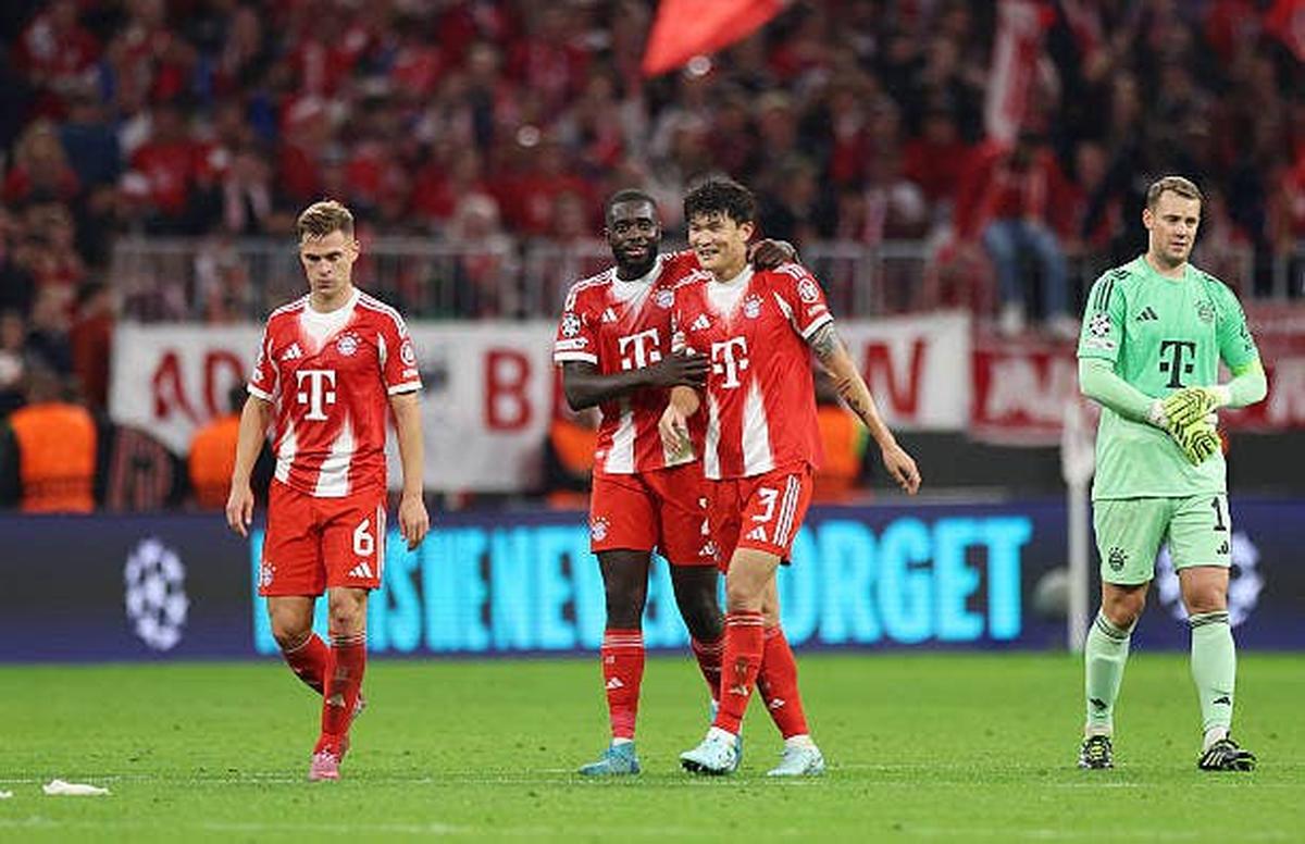  Bayern Munich players during a stoppage of play. Photo by Maja Hitij/Getty Images
