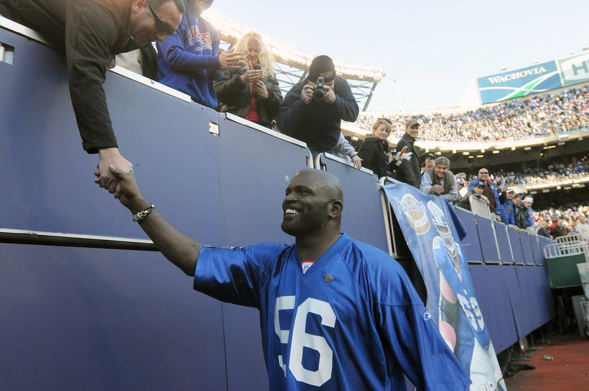  New York Giants legend Lawrence Taylor shakes hands of Giants fans. © Tyson Trish/NorthJersey.com / USA TODAY NETWORK via Imagn Images