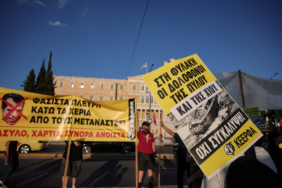 Pro-migrant and anti-racism groups protest in front of the Greek parliament, ahead of the vote on a bill which speeds up deportation of rejected asylum seekers and provides for their transfer to "return hubs" , in Athens, Greece, June 9, 2026. REUTERS/Louisa Gouliamaki