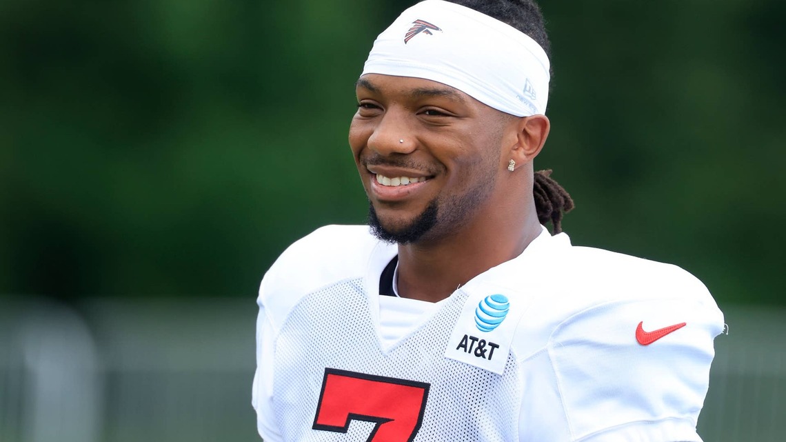 Falcons' Bijan Robinson on Key to Atlanta's Success, Texas Longhorns, & Invisalign Collab (Exclusive) 