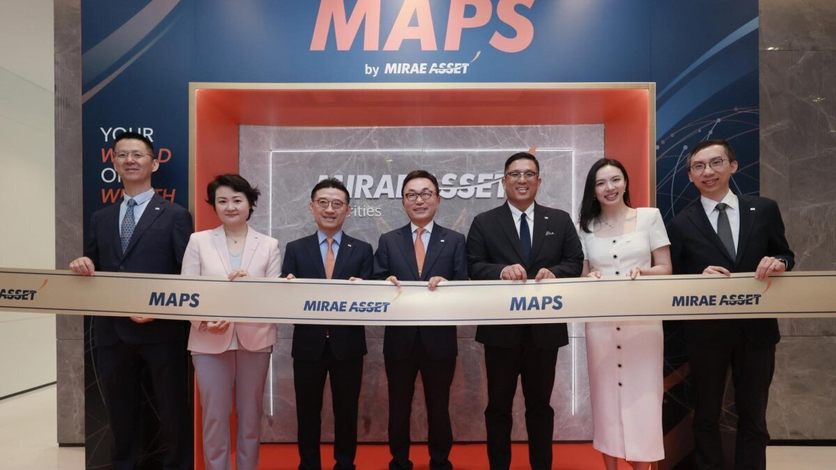 Mirae Asset Group founding Chairman Park Hyeon-joo (C) poses with senior executives during an event marking the launch of the group’s global investment platform, MAPS, in Hong Kong on Friday. Photo by Mirae Asset Securities

                                            