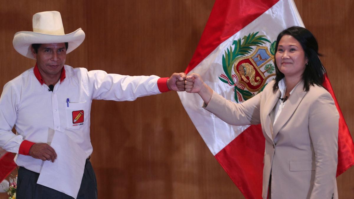 Pedro Castillo (izq.), candidato del partido Perú Libre, y Keiko Fujimori, abanderada de Fuerza Popular, se saludan antes del debate presidencial, el lunes 17 de mayo de 2021, en Lima. 