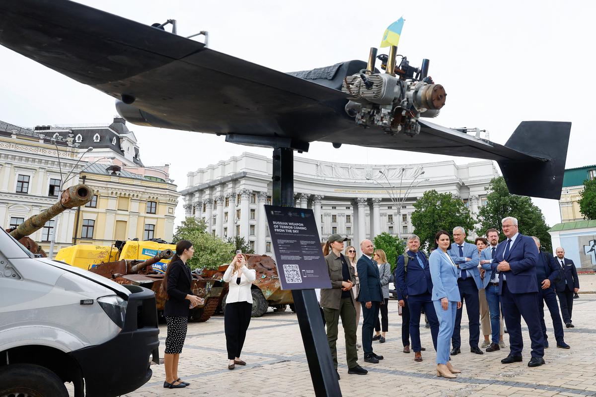Ukrainian Foreign Minister Andrii Sybiha and Belarusian opposition leader Sviatlana Tsikhanouskaya visit an exhibition displaying destroyed Russian military vehicles, amid Russia's attack on Ukraine, in Kyiv, Ukraine May 25, 2026. REUTERS/Valentyn Ogirenko