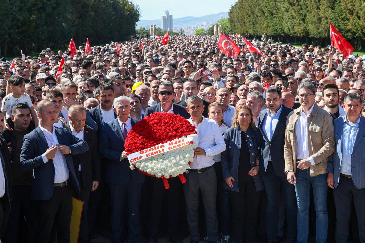Ozgur Ozel, the ousted chairman of the main opposition Republican People’s Party (CHP), accompanied by Ankara Mayor Mansur Yavas and supporters, visits the mausoleum of modern Turkey’s founder Mustafa Kemal Ataturk in Ankara, Turkey, May 30, 2026. REUTERS/Efekan Akyuz