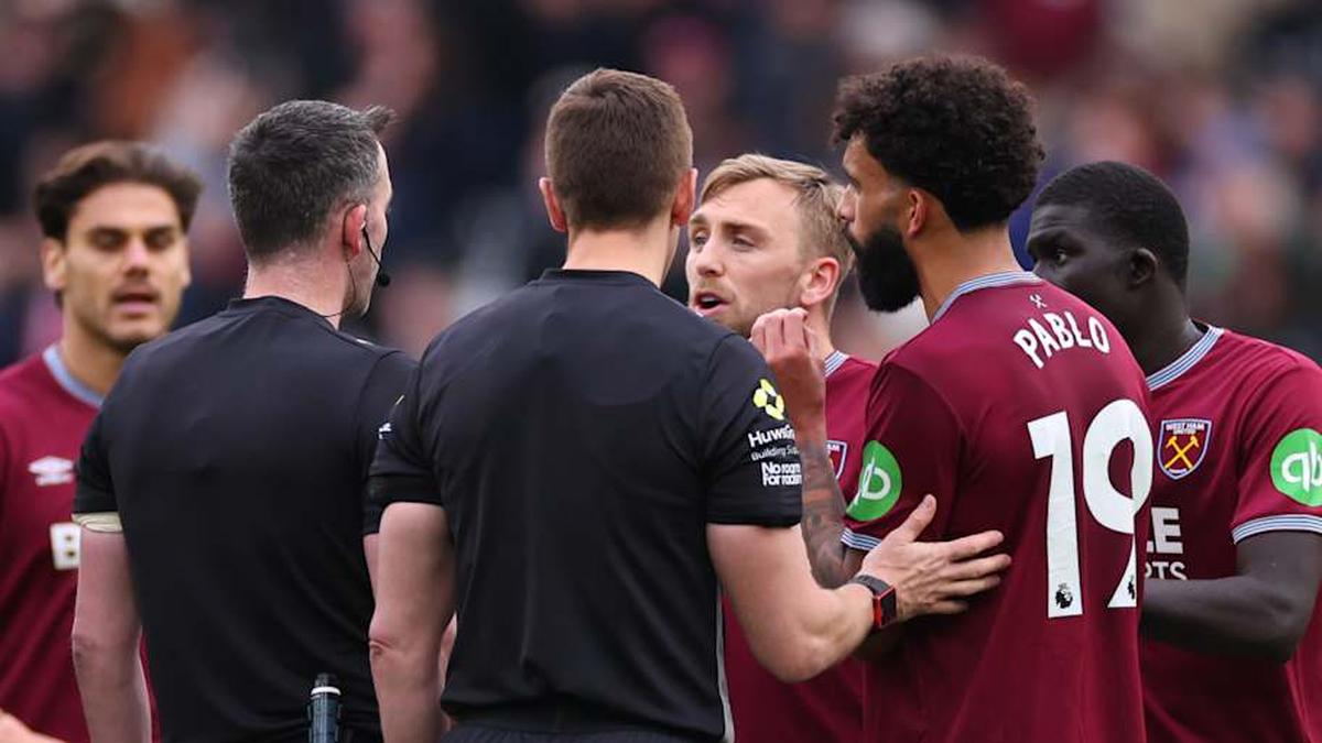  Jarrod Bowen (center) led West Ham's complaints. | Marc Atkins/Getty Images 