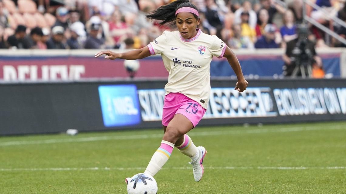 Lia Godfrey's 1st professional goal lifts Wave over Royals 