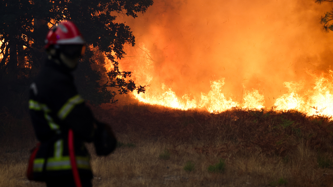 Wildfires force France to evacuate tourists from campsites 