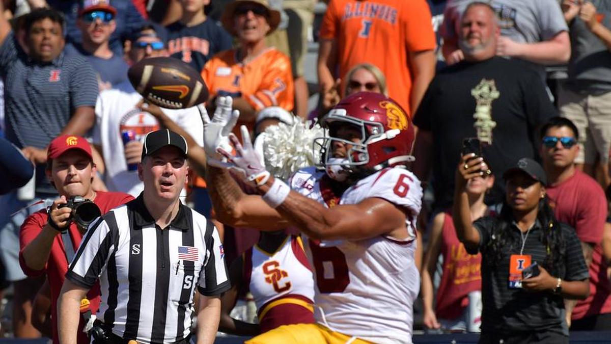  Sep 27, 2025; Champaign, Illinois, USA; Southern California Trojans wide receiver Makai Lemon (6) scores a touchdown on a pass from quarterback Jayden Maiava (14) as Illinois Fighting Illini defensive back Tanner Heckel (16) defends during the second half at Memorial Stadium. Mandatory Credit: Ron Johnson-Imagn Images | Ron Johnson-Imagn Images 