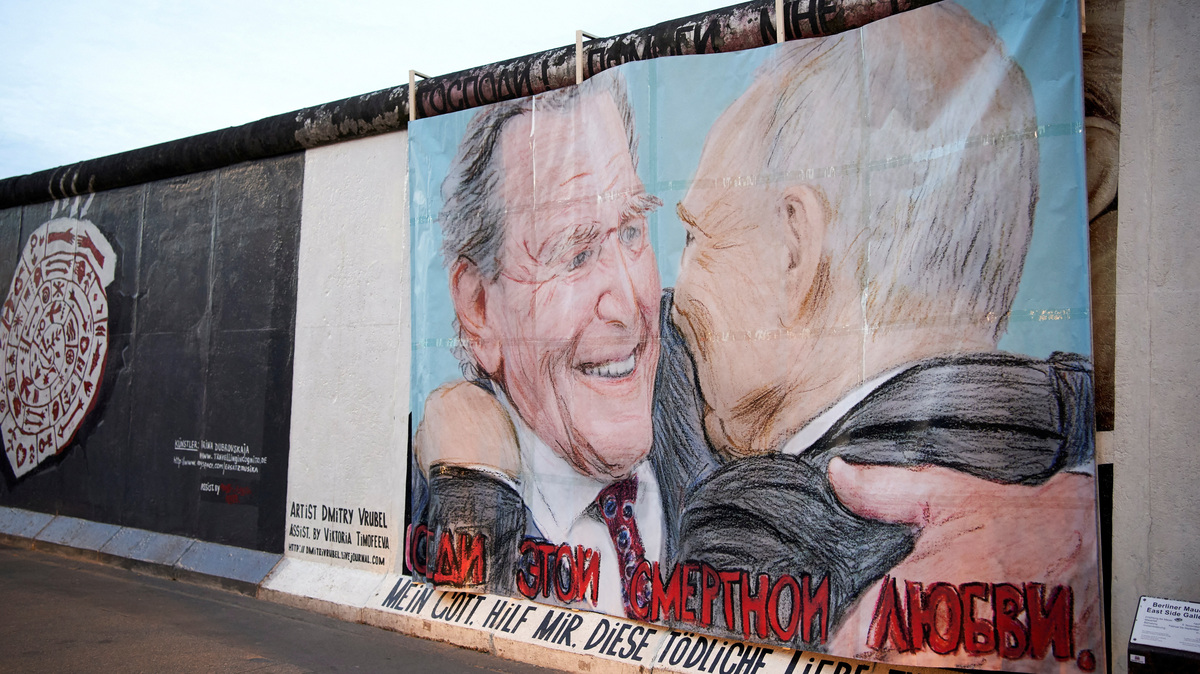 FILE PHOTO: Former German Chancellor Gerhard Schroeder and Russian President Vladimir Putin are depicted in this graffiti exchanging a kiss at the East Side Gallery in Berlin, Germany April 2, 2022. Slogan reads in German and Russian "Dear God, help me to survive this love". Picture taken during a campaign of artists April 2, 2022.  REUTERS/Anne Barth/File Photo