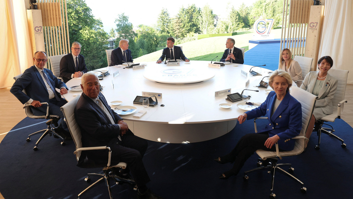Japan's Prime Minister Sanae Takaichi, Germany's Chancellor Friedrich Merz, Italy's Prime Minister Giorgia Meloni, U.S. President Donald Trump, European Commission President Ursula von der Leyen, Canadian Prime Minister Mark Carney, Britain's Prime Minister Keir Starmer and French President Emmanuel Macron attend the G7 summit in Evian-les-Bains, France, June 15, 2026. REUTERS/Christian Hartmann