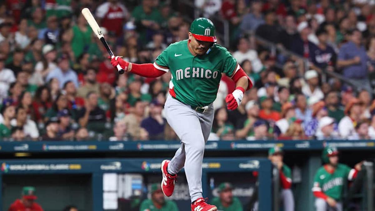  Mar 9, 2026; Houston, TX, United States; Mexico infielder Nacho Alvarez Jr. (2) reacts in the second inning against United States at Daikin Park. | Troy Taormina-Imagn Images 