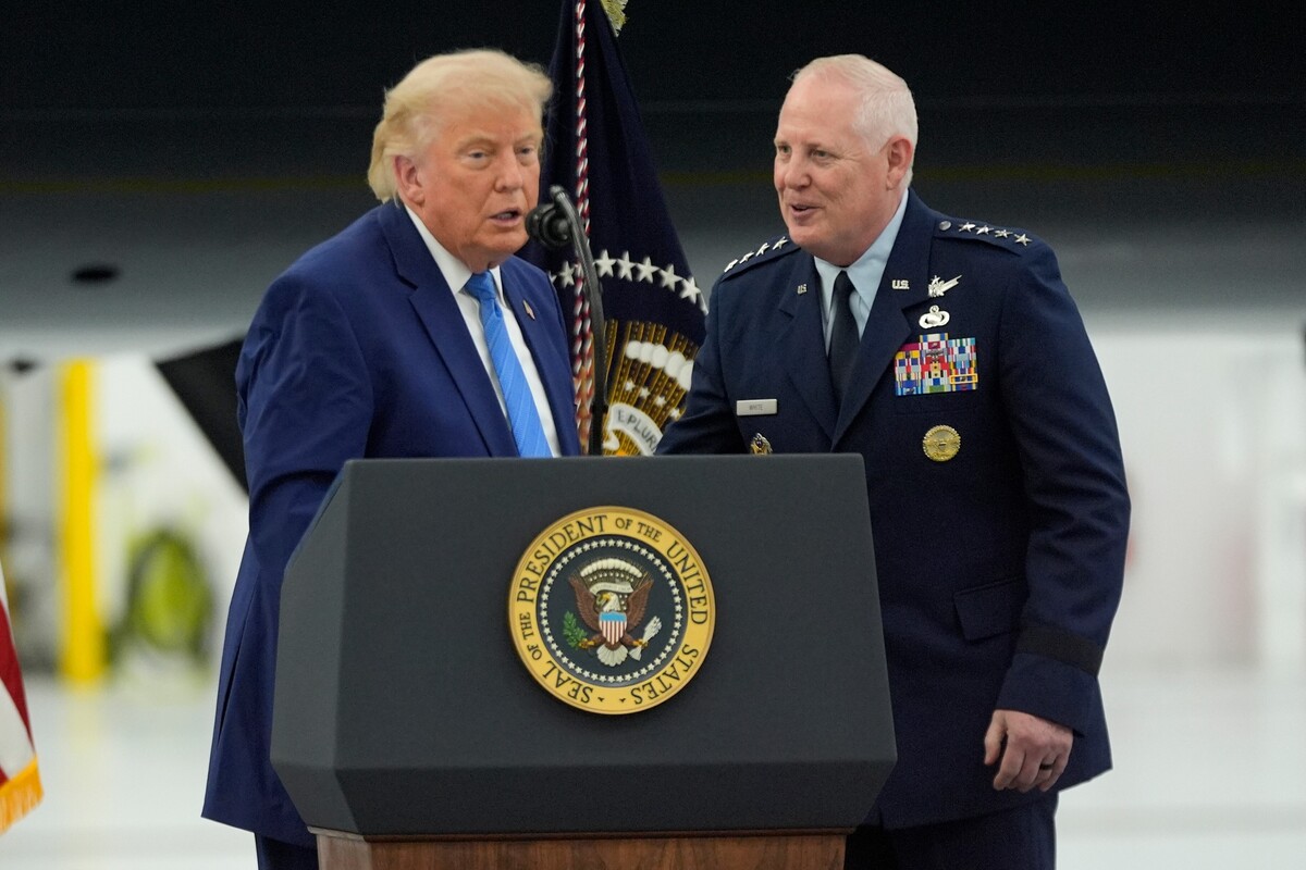 President Donald Trump, left, speaks alongside Air Force Gen. Dale White after touring the newly designated Air Force One presidential aircraft at Joint Base Andrews, Md., Friday, June 19, 2026. (AP Photo/Manuel Balce Ceneta) 