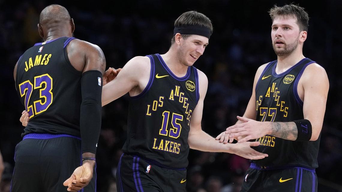 Lakers' star trio back together to battle resurgent Clippers 