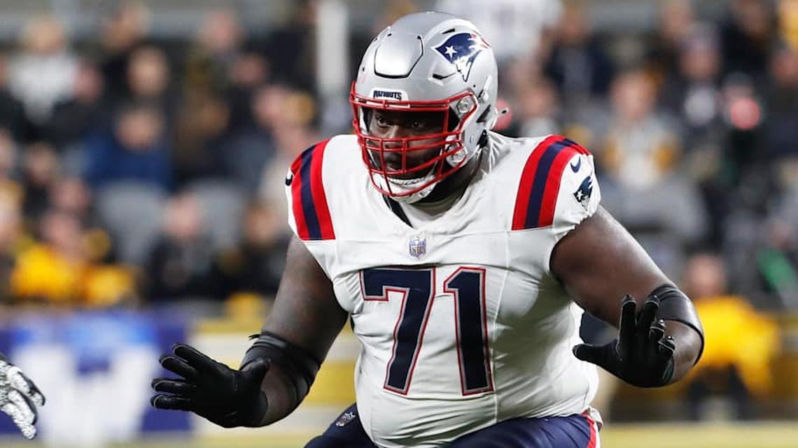  Dec 7, 2023; Pittsburgh, Pennsylvania, USA; New England Patriots guard Mike Onwenu (71) blocks at the line of scrimmage against the Pittsburgh Steelers during the second quarter at Acrisure Stadium. Mandatory Credit: Charles LeClaire-Imagn Images | Charles LeClaire-Imagn Images 