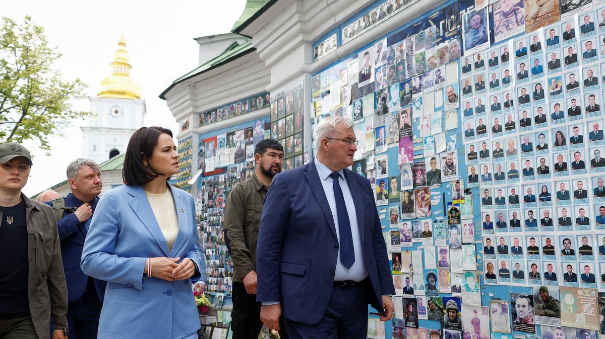 Ukrainian Foreign Minister Andrii Sybiha and Belarusian opposition leader Sviatlana Tsikhanouskaya visit the Wall of Remembrance of the Fallen Defenders of Ukraine outside the St. Michael's Cathedral, amid Russia's attack on Ukraine, in Kyiv, Ukraine May 25, 2026. REUTERS/Valentyn Ogirenko