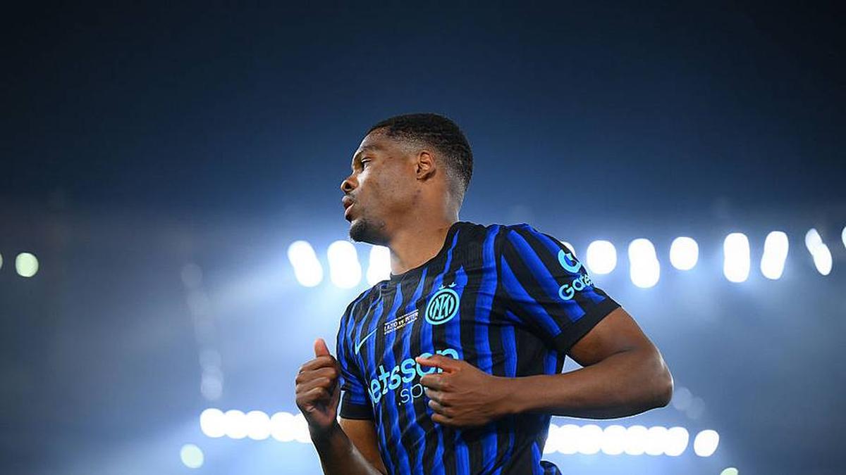  Denzel Dumfries would give Real Madrid some much-needed defensive depth. | Mattia Pistoia/Inter/Getty Images 