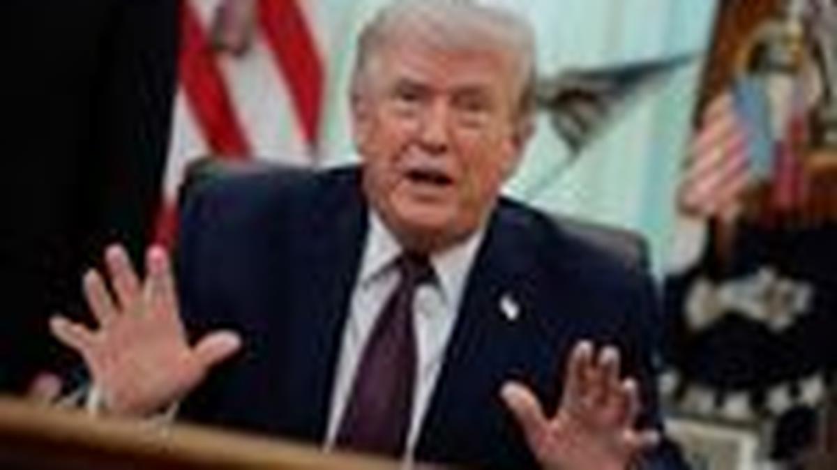 FILE PHOTO: U.S. President Donald Trump speaks during the signing ceremony for an executive order on mail ballots, in the Oval Office of the White House in Washington, D.C., March 31, 2026.  REUTERS/Evan Vucci/File Photo