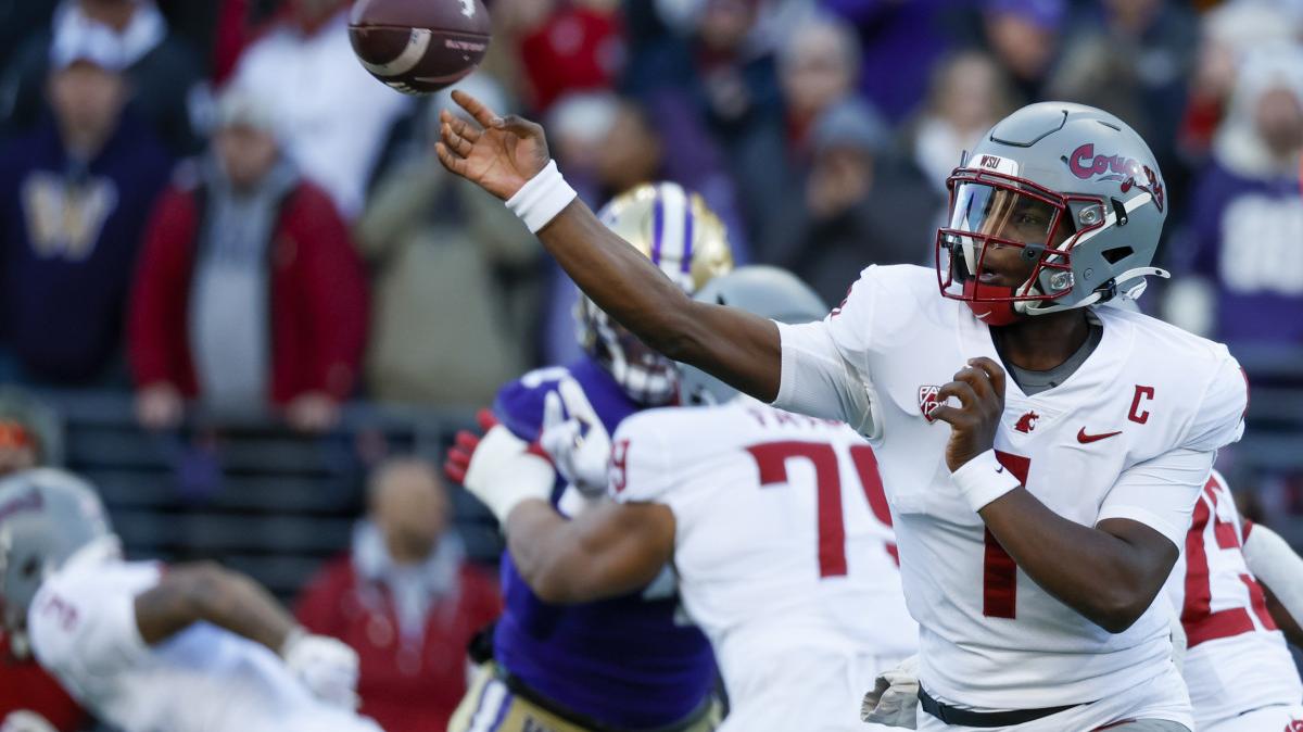 Washington State Cougars quarterback Cameron Ward (1) passes against the Washington Huskies at Husky Stadium.