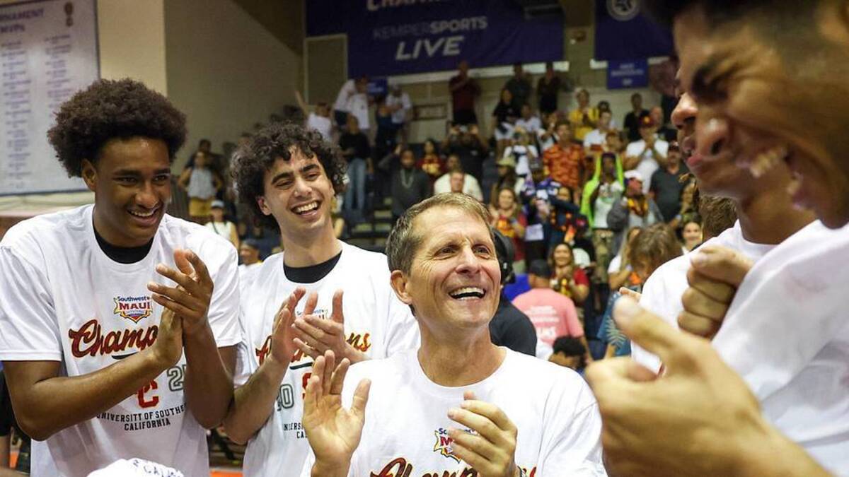  Nov 26, 2025; Lahaina, HI, USA; USC Trojans head coach Eric Musselman reacts with his team after they defeated the Arizona State Sun Devils in the championship match at Lahaina Civic Center. Mandatory Credit: Marco Garcia-Imagn Images | Marco Garcia-Imagn Images 