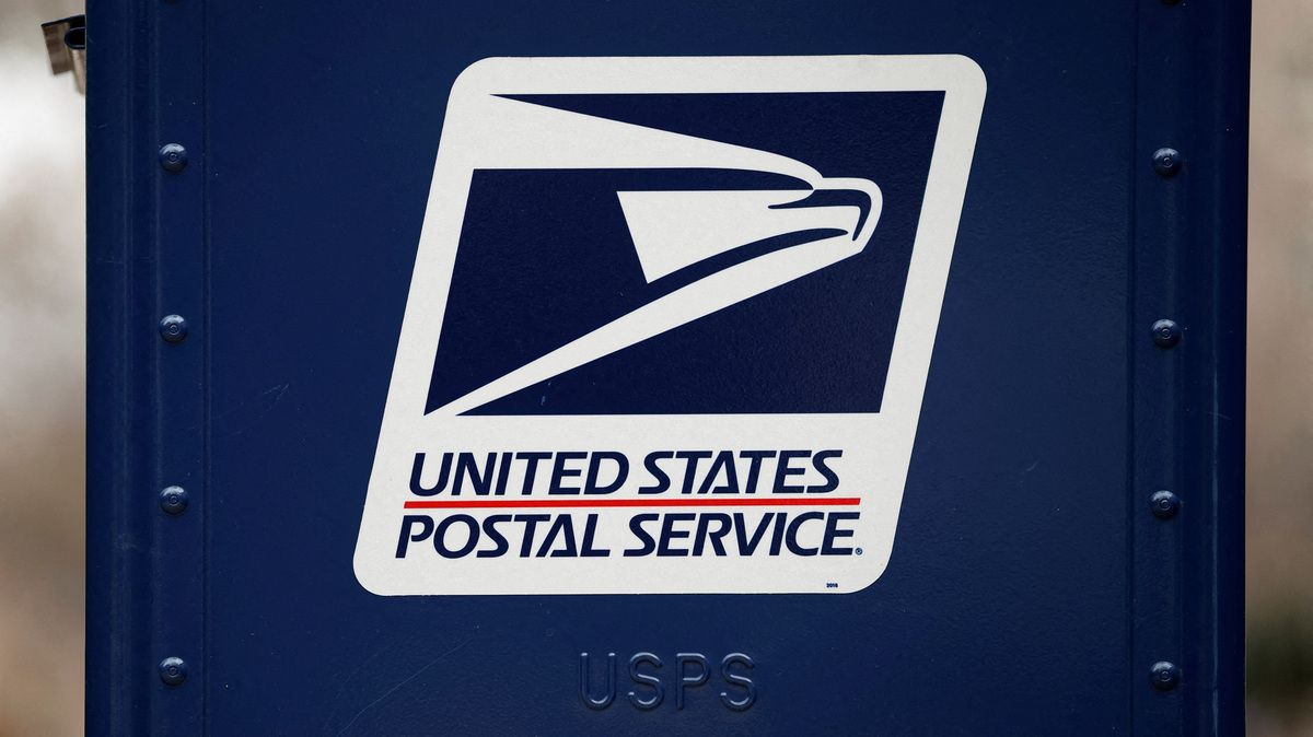 FILE PHOTO: A United States Postal Service (USPS) collection box is pictured in Washington, U.S., December 18, 2024. REUTERS/Benoit Tessier/File Photo