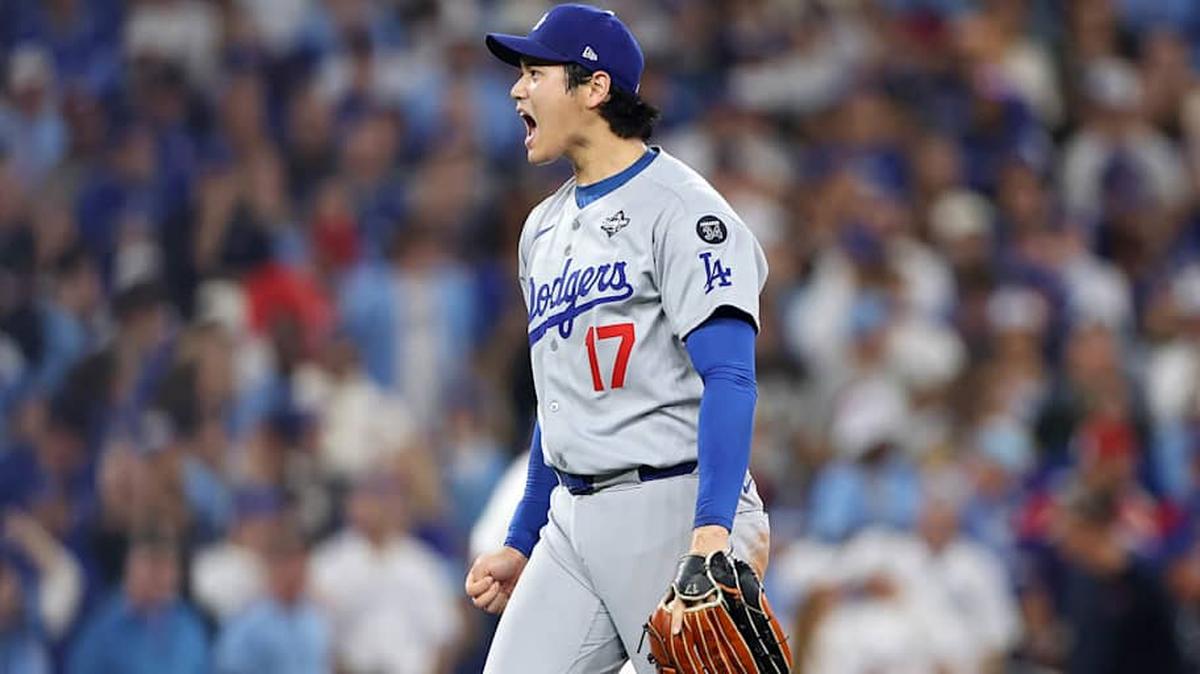 El abridor de los Dodgers Shohei Ohtani reacciona tras ponchar a Andrés Giménez en la segunda entrada del partido ante los Azulejos, el sábado en Toronto. 