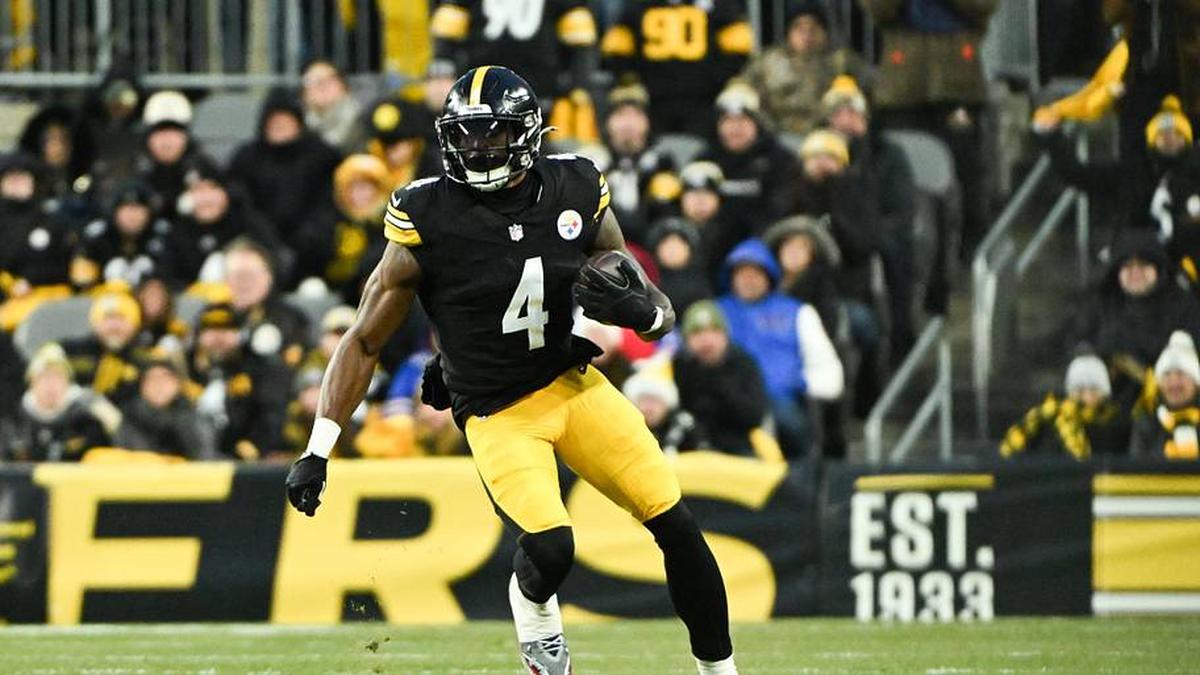  Nov 30, 2025; Pittsburgh, Pennsylvania, USA; Pittsburgh Steelers wide receiver DK Metcalf (4) runs after making a catch during the first quarter against the Buffalo Bills at Acrisure Stadium. | Barry Reeger-Imagn Images 