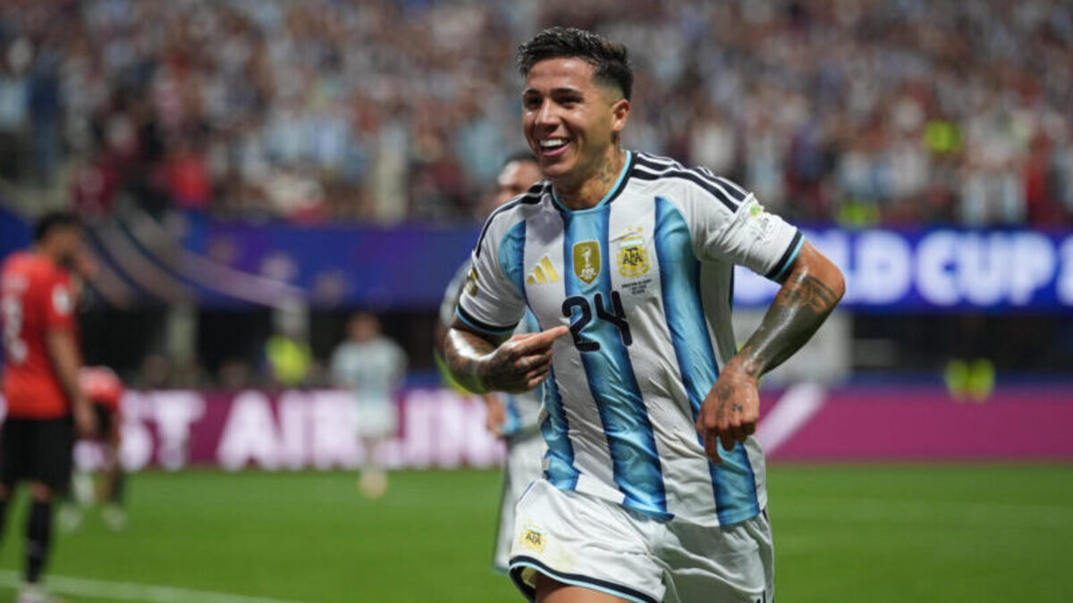 El centrocampista Enzo Fernández celebra tras marcar el 3-2 del triunfo de Argentina frente a Egipto del Mundial 2026, este martes en el Atlanta Stadium. EFE/Alberto Boal