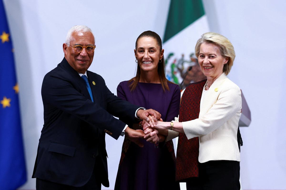 Mexican President Claudia Sheinbaum, European Commission President Ursula von der Leyen and European Council President Antonio Costa pose for a picture at the National Palace, in Mexico City, Mexico May 22, 2026. REUTERS/Raquel Cunha