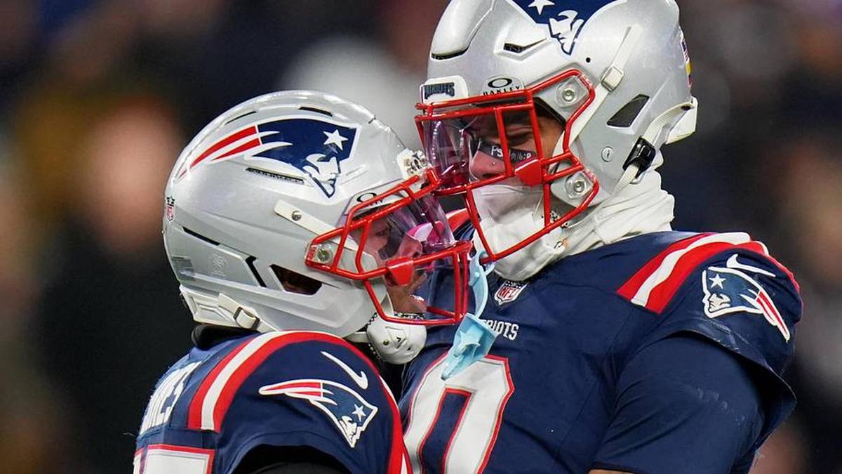 Jan 4, 2026; Foxborough, Massachusetts, USA; New England Patriots cornerbacks Marcus Jones (25) and Christian Gonzalez (0) celebrate celebrate against the Miami Dolphins during the second half at Gillette Stadium. Mandatory Credit: David Butler II-Imagn Images | David Butler II-Imagn Images 
