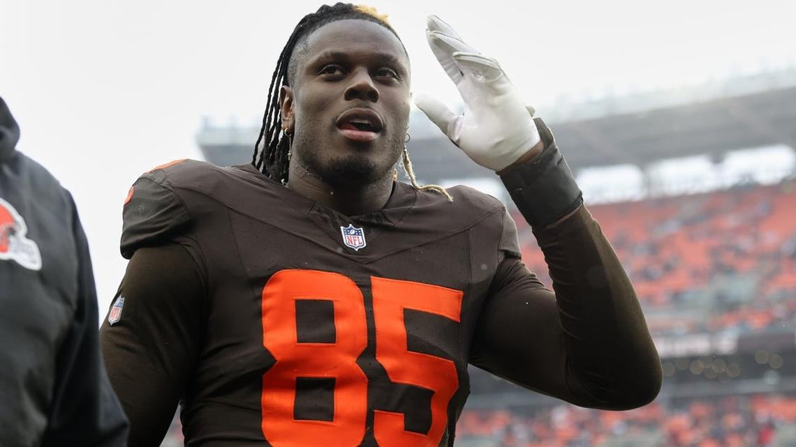 Report: Chargers, TE David Njoku agree to 1-year deal 