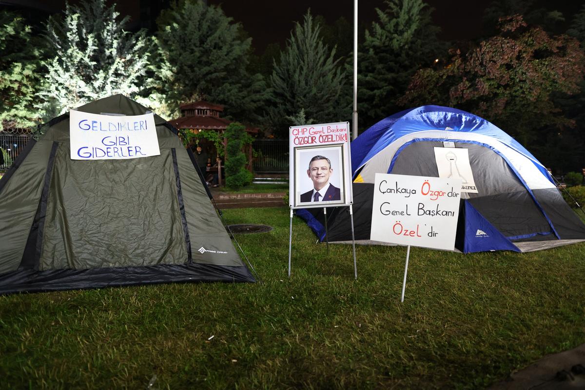 Supporters of ousted Republican People’s Party (CHP) leader Ozgur Ozel camp overnight at the party's headquarters after authorities ordered enforcement of a court ruling ousting the party's leadership from the building, in Ankara, Turkey, May 24, 2026. REUTERS/Efekan Akyuz