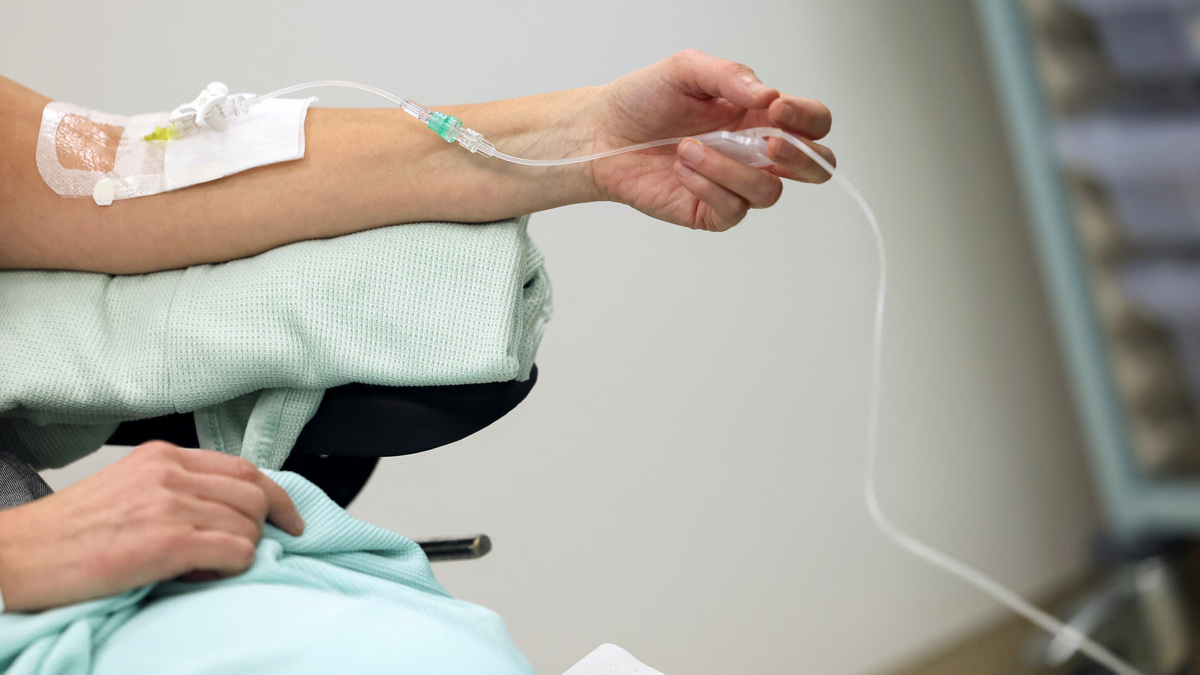 A cancer patient receives an injection in preparation for a scan, in London, Britain, January 29, 2025. REUTERS/Isabel Infantes